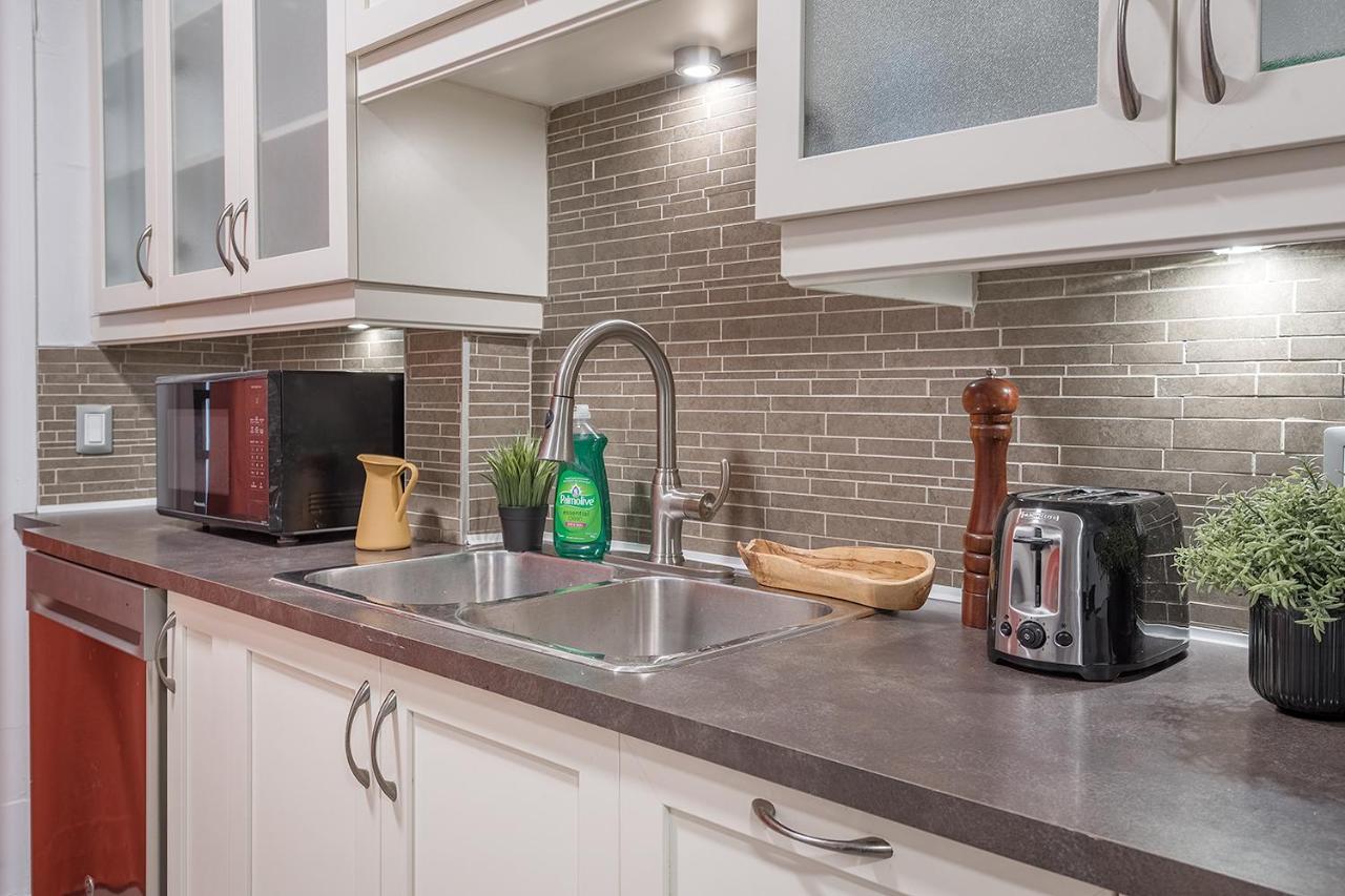 Luxurious Downtown Gem+pets Ok+parking Apartment Montreal