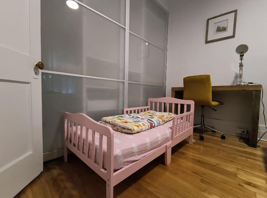 Luxurious Downtown Gem+pets Ok+parking Apartment Montreal